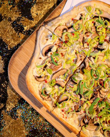 Funghi-Flammkuchen mit Champignons, Lauch und rotem Pfeffer.